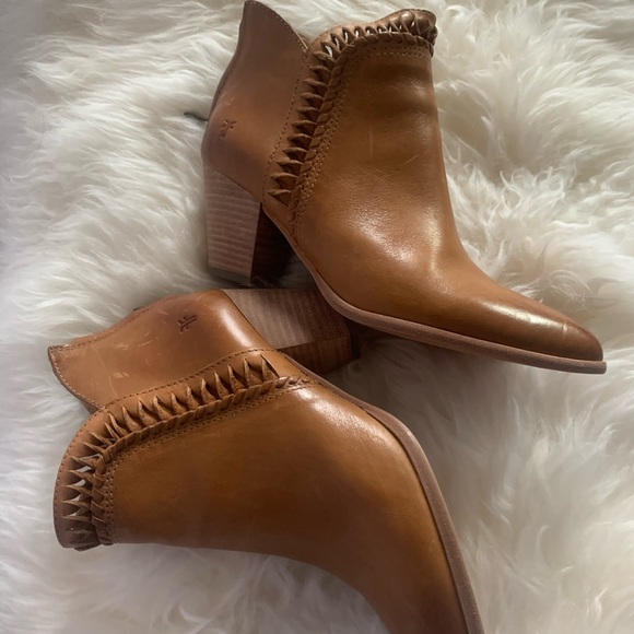 Frye Reed Feather Cognac Genuine Leather Cut Out Wood Heeled Zip Up Ankle Bootie - Picture 3 of 3